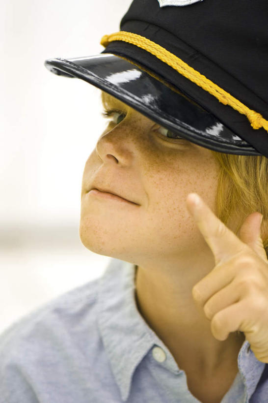 西方人,儿童,一个人,坐,笑,微笑,竖图,室内,白天,正面,纯洁,帽子,欧洲,欧洲人,仅一个男性,仅一个人,指,服装,注视,休闲装,方向,小孩,衣服,观察,看,手势,仅一个小孩,休闲,休闲服,可爱,童年,童趣,服饰,军帽,观看,察看,指向,关注,童真,烂漫,无邪,天真,男孩,男人,男性,白种人,孩子,坐着,半身,彩图,男生