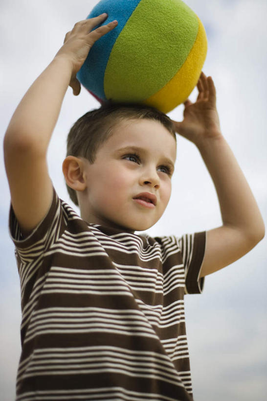 西方人,儿童,一个人,站,竖图,室外,白天,正面,纯洁,玩具,欧洲,欧洲人,仅一个男性,仅一个人,握,服装,云,云朵,拿,云彩,拿着,注视,休闲装,球,一个,小孩,衣服,蓝色,白云,蓝天,天空,天,观察,看,站着,仅一个小孩,休闲,球体,休闲服,可爱,童年,童趣,握着,服饰,皮球,晴朗,单个,观看,察看,关注,童真,烂漫,无邪,天真,男孩,男人,男性,白种人,孩子,晴空,站立,半身,彩图,男生