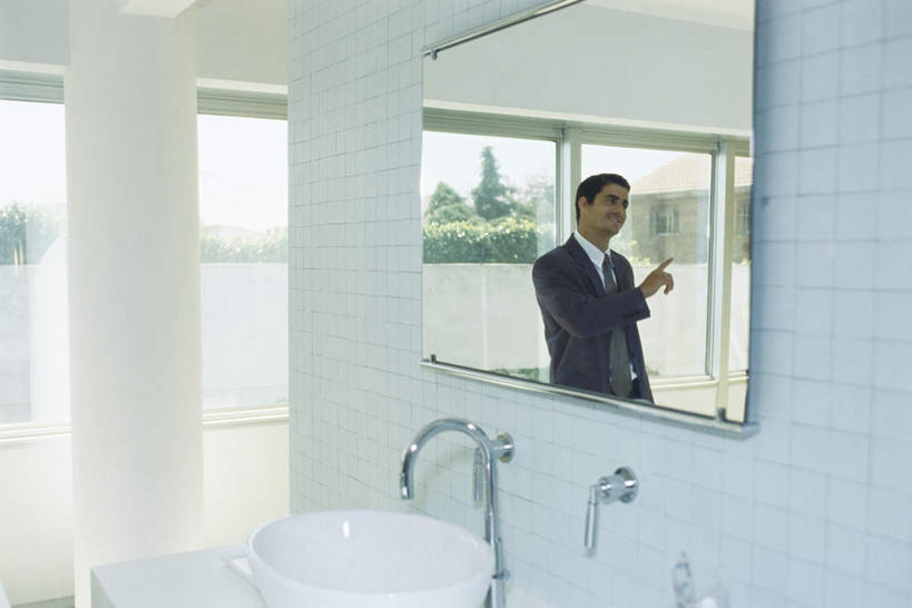 西方人,一个人,无人,商务人士,商务男性,站,横图,室内,白天,正面,衬衫,卫生间,洗手间,欧洲,欧洲人,仅一个男性,仅一个人,套装,水龙头,注视,仅一个年轻男性,观察,看,站着,观看,面盆,察看,关注,商务装,工薪阶层,男人,男性,年轻男性,白种人,白领,上班族,厕所,站立,半身,彩图,衬衣