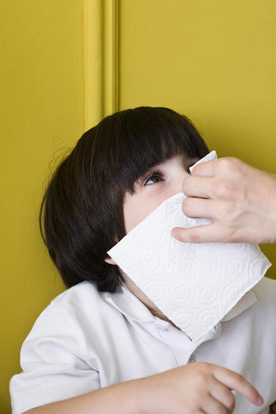 西方人,儿童,两个人,家庭,母亲,儿子,捏,竖图,室内,白天,正面,纯洁,欧洲,欧洲人,握,服装,餐巾纸,墙,拿,捏着,拿着,休闲装,墙壁,墙面,小孩,衣服,黄色,纸巾,休闲,温暖,温馨,母子,一家人,休闲服,可爱,母爱,童年,童趣,握着,服饰,和睦,童真,烂漫,无邪,天真,男孩,年轻女性,女人,女性,白种人,孩子,年轻人,抬头,仰头,半身,彩图,融洽,男生