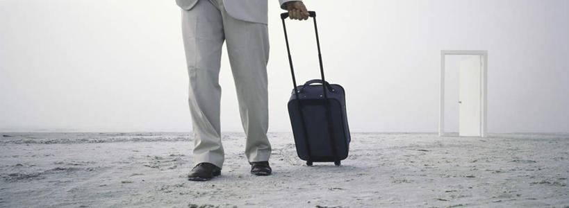 西方人,一个人,商务人士,商务男性,走,横图,室外,白天,正面,衬衫,欧洲,欧洲人,仅一个男性,仅一个人,握,套装,拉杆箱,旅行箱,地平线,辽阔,地面,拿,拎,拿着,仅一个年轻男性,天空,行李箱,箱子,天,握着,出差,一望无际,延伸,商务装,工薪阶层,天地相交,单手抄兜,单手放兜,男人,男性,年轻男性,白种人,白领,上班族,步行,插兜,散步,手插兜,手放口袋,走路,半身,彩图,衬衣,旅行,拎着,手抄兜