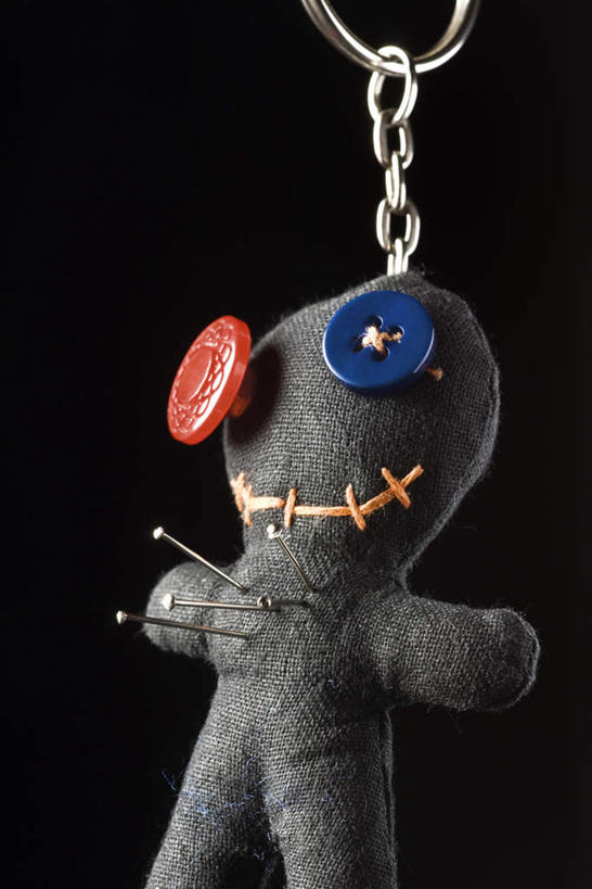 无人,竖图,室内,特写,白天,正面,静物,一把,黑色背景,装饰,钉子,人偶,玩偶,钥匙圈,挂件,纽扣,装饰品,两个,红色,蓝色,装饰物,摄影,宗教,信仰,影棚,华丽,修饰,点缀,诅咒,饰物,巫毒娃娃,邪恶,衬托,美观,雅致,雅观,巫术,巫毒人偶,巫术娃娃,巫毒教,伏都教,彩图,影棚拍摄,拍摄