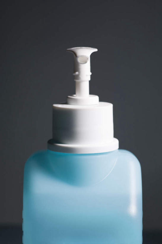 无人,竖图,室内,特写,白天,正面,静物,阴影,灰色背景,反射,影子,干净,蓝色,瓶子,塑料制品,塑料瓶,摄影,影棚,洗手液,卫生,一瓶,彩图,影棚拍摄,拍摄