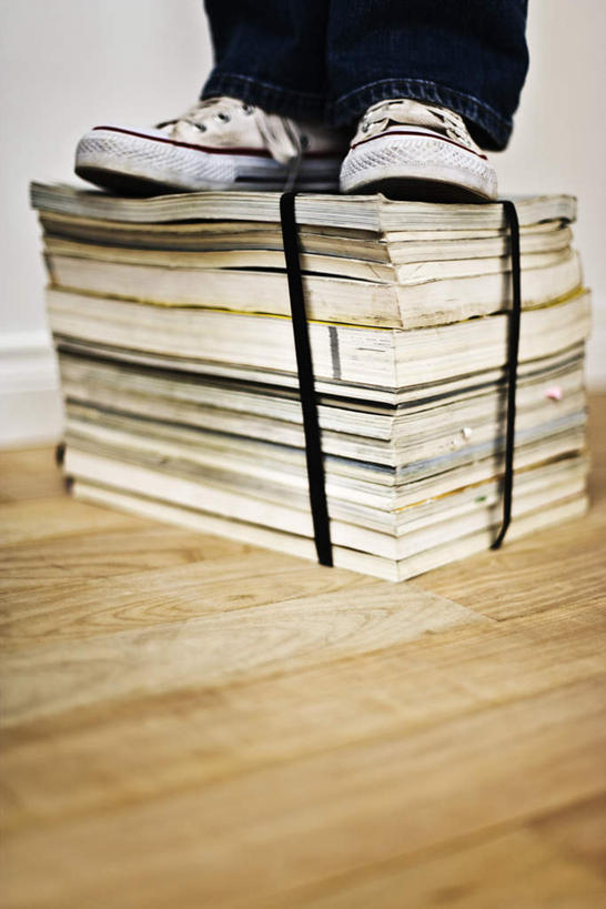 西方人,一个人,站,竖图,室内,白天,正面,地板,书籍,欧洲,欧洲人,仅一个男性,仅一个人,一堆,一捆,许多,堆叠,堆积,服装,地面,注视,休闲装,踩,捆,木地板,仅一个年轻男性,衣服,踩着,观察,看,站着,休闲,休闲服,服饰,观看,堆,察看,关注,男人,男性,年轻男性,白种人,书,图书,站立,半身,彩图