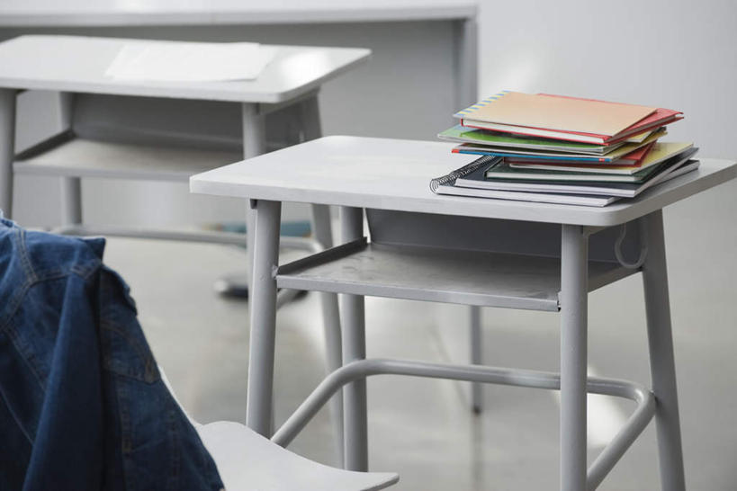 无人,学校,教学楼,横图,俯视,室内,特写,白天,桌子,静物,书籍,一堆,一排,许多,堆叠,堆积,整齐,书桌,校园,排列,衣服,讲台,课桌,教室,堆,队列,书,图书,彩图,高角度拍摄,教室楼,教学大楼