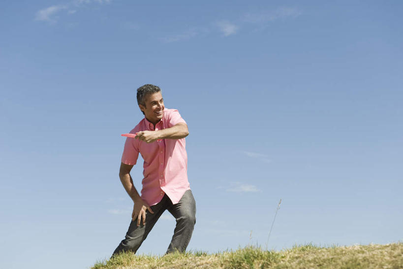 西方人,一个人,站,笑,微笑,露齿笑,横图,室外,白天,正面,草地,草坪,植物,玩具,欧洲,欧洲人,仅一个男性,仅一个人,握,阴影,服装,光线,影子,云,云朵,拿,云彩,拿着,注视,休闲装,草,仅一个年轻男性,衣服,蓝色,绿色,白云,蓝天,天空,阳光,飞碟,飞盘,天,观察,看,站着,休闲,休闲服,握着,服饰,晴朗,观看,察看,关注,男人,男性,年轻男性,白种人,晴空,站立,彩图,全身