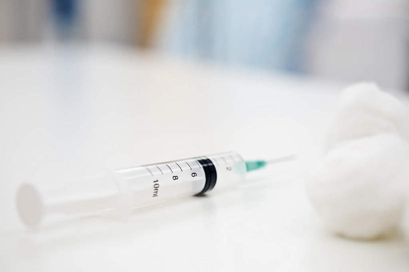 无人,横图,俯视,室内,特写,白天,桌子,静物,朦胧,模糊,办公桌,棉花,一个,针管,针筒,单个,医疗,医疗设备,病毒,疾病,酒精棉花,注射器,彩图,高角度拍摄