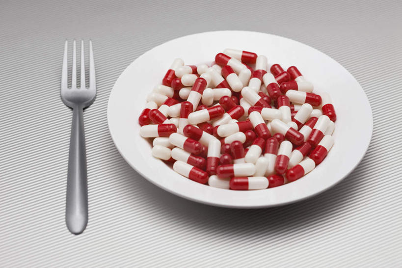 无人,横图,俯视,室内,特写,白天,静物,餐具,一堆,许多,堆叠,堆积,叉子,碟子,盘,药剂,药丸,药片,盘子,药品,碟,治疗,堆,急救,医疗,餐叉,进餐用具,烹调用具,彩图,高角度拍摄