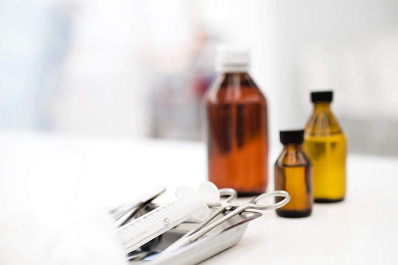 无人,横图,室内,特写,白天,正面,实验,仪器,桌子,静物,朦胧,模糊,研究,透明,分析,化学,测试,工具,剪刀,钳子,烧瓶,玻璃制品,玻璃瓶,瓶子,器皿,玻璃仪器,试验耗材,实验用品,圆底烧瓶,彩图