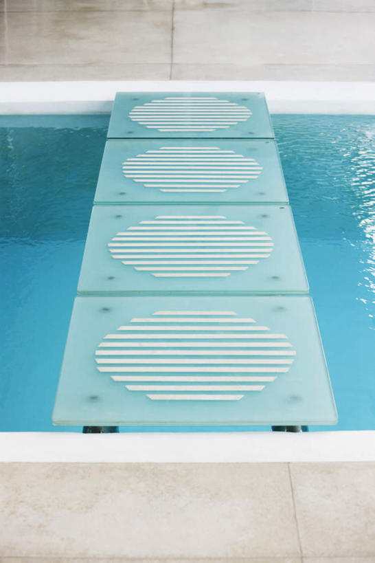 无人,游泳池,竖图,俯视,室外,特写,白天,水,美国,朦胧,模糊,木板,水池,水面,桥,木桥,泳池,栈桥,人行桥,木板桥,游泳馆,北美,北美洲,美洲,北亚美利加洲,亚美利加洲,彩图,高角度拍摄