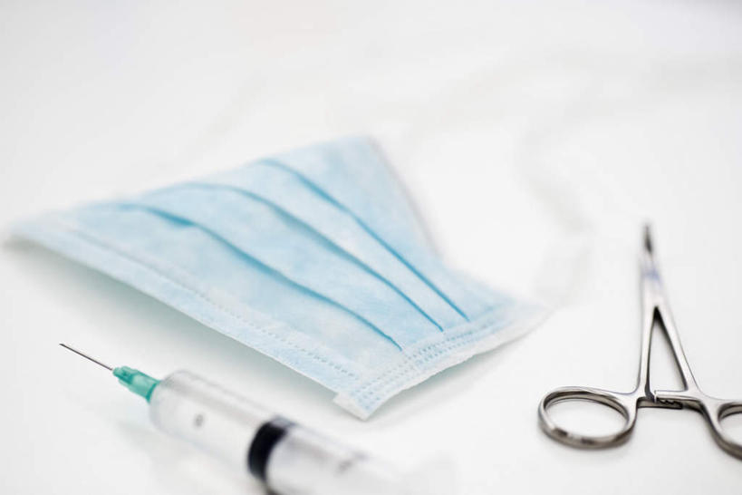 无人,横图,俯视,室内,特写,白天,桌子,静物,朦胧,模糊,剪刀,书桌,一个,课桌,口罩,针管,针筒,单个,医疗设备,病毒,注射器,预防,病菌,手术剪,彩图,高角度拍摄