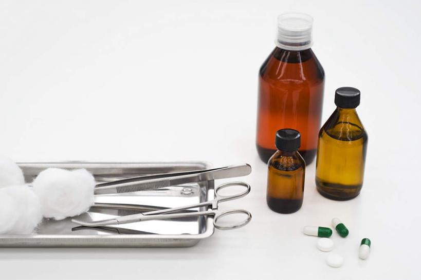 无人,横图,俯视,室内,特写,白天,白色背景,静物,托盘,阴影,朦胧,模糊,反射,工具,镊子,药丸,影子,棉花,胶囊,药片,玻璃制品,一个,玻璃瓶,瓶子,摄影,影棚,单个,药物,手术,三瓶,手术剪,彩图,高角度拍摄,影棚拍摄,拍摄