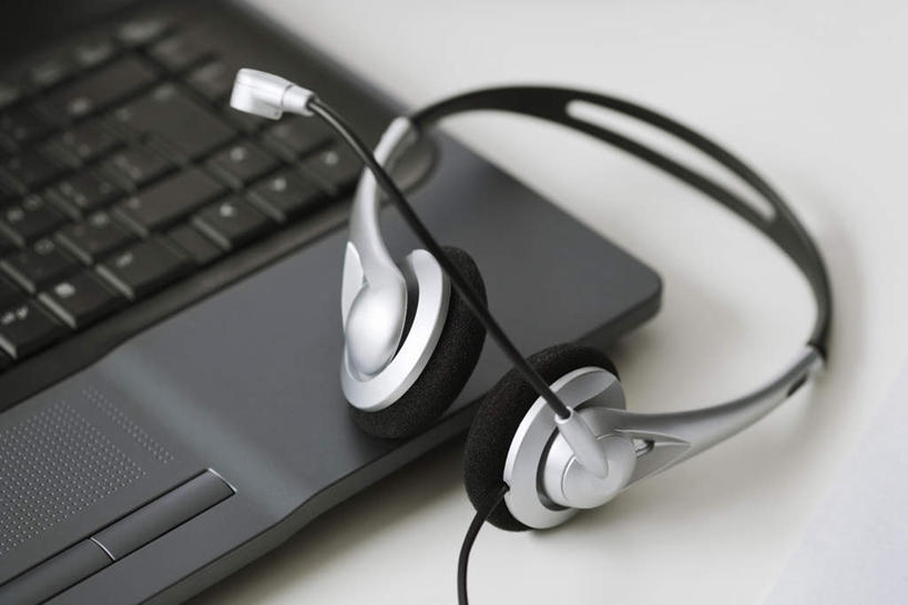 无人,办公室,横图,俯视,室内,特写,白天,电脑,笔记本电脑,家具,桌子,静物,朦胧,模糊,网络,办公桌,话务员,通讯设备,耳机,耳麦,话筒,无线,麦克风,通信设备,无线网络,无线上网,便携式电脑,客服人员,电话销售,办公家具,手提电脑,接线员,彩图,高角度拍摄