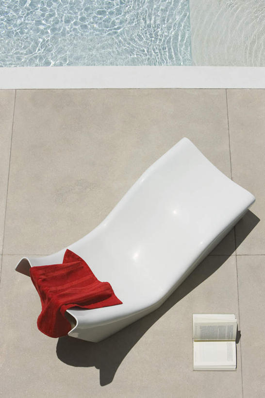 无人,游泳池,竖图,俯视,室外,白天,裙子,旅游,度假,水,书籍,椅子,一本,连衣裙,服装,躺椅,水池,水面,娱乐,泳池,一个,红色,享受,休闲,放松,单个,半身裙,吊带裙,沙滩椅,游泳馆,户外运动,书,图书,彩图,高角度拍摄