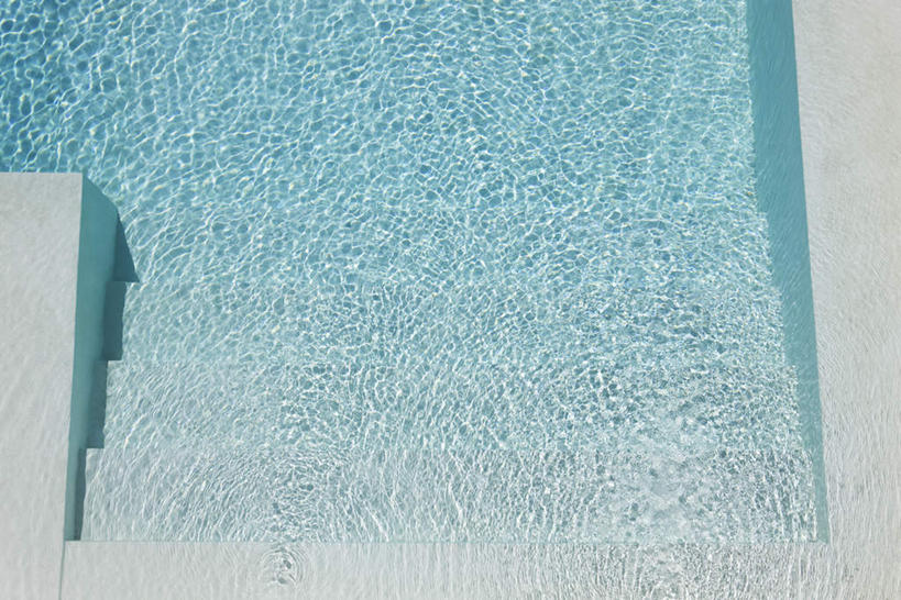 无人,游泳池,栏杆,横图,俯视,室外,白天,旅游,度假,水,楼梯,阴影,光线,扶手,液体,影子,阶梯,水池,水滴,水面,娱乐,泳池,护栏,台阶,蓝色,阳光,享受,休闲,放松,游泳馆,户外运动,彩图,高角度拍摄