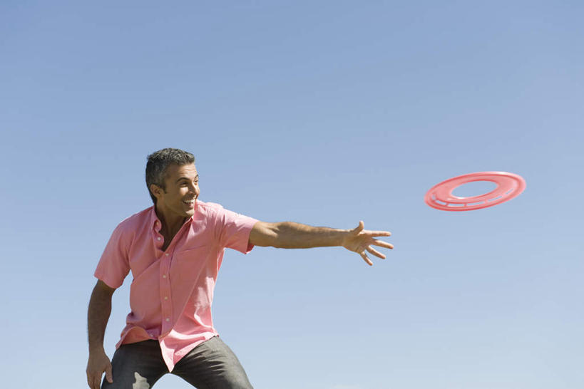 西方人,一个人,站,投,笑,微笑,露齿笑,横图,室外,白天,仰视,旅游,度假,欧洲,欧洲人,仅一个男性,仅一个人,服装,注视,休闲装,娱乐,仅一个年轻男性,一个,衣服,粉色,蓝色,蓝天,天空,飞碟,飞盘,天,观察,看,站着,享受,休闲,休闲服,放松,服饰,单个,观看,察看,关注,户外运动,男人,男性,年轻男性,白种人,抛,扔,撒,站立,掷,半身,彩图,低角度拍摄