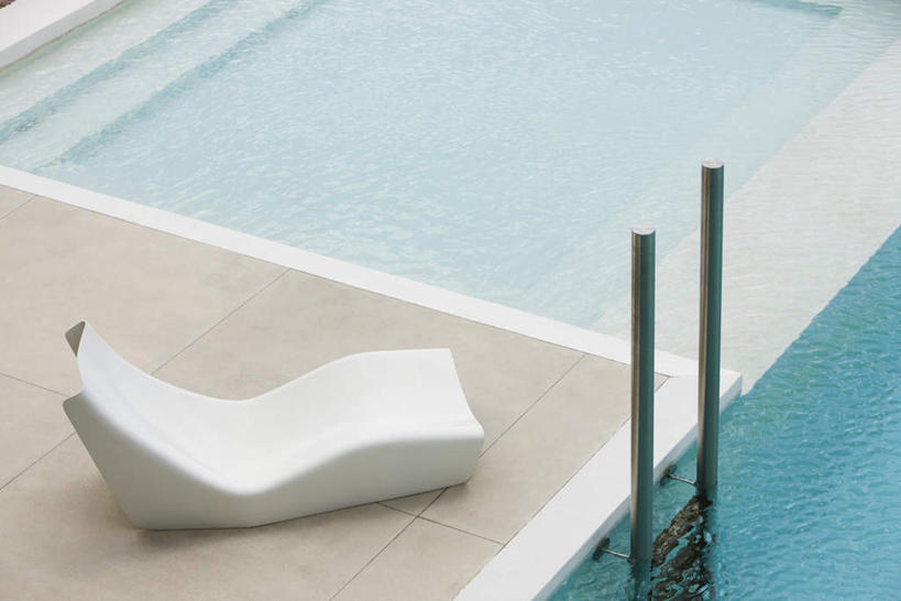 无人,游泳池,栏杆,横图,俯视,室外,白天,旅游,度假,水,楼梯,椅子,瓷砖,地砖,扶手,扶梯,阶梯,木椅,躺椅,水池,水面,地面,娱乐,泳池,护栏,台阶,一个,享受,休闲,放松,单个,游泳馆,户外运动,彩图,高角度拍摄