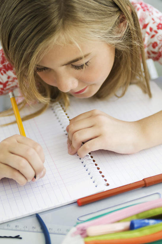 西方人,儿童,一个人,坐,竖图,俯视,室内,白天,纯洁,餐桌,桌子,欧洲,欧洲人,仅一个女性,仅一个人,握,写,服装,笔,记事本,拿,拿着,注视,休闲装,小孩,衣服,本子,笔袋,笔记本,观察,看,趴着,仅一个小孩,休闲,休闲服,可爱,童年,童趣,握着,服饰,餐台,观看,两支,察看,关注,童真,烂漫,无邪,天真,女孩,女人,女性,白种人,孩子,趴,坐着,半身,彩图,高角度拍摄,女生