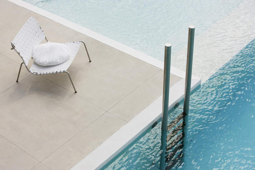 无人,游泳池,横图,俯视,室外,白天,旅游,度假,水,靠垫,椅子,梯子,液体,扶梯,木椅,水池,水滴,水面,靠枕,娱乐,泳池,蓝色,垫子,枕头,享受,休闲,放松,游泳馆,户外运动,彩图,高角度拍摄