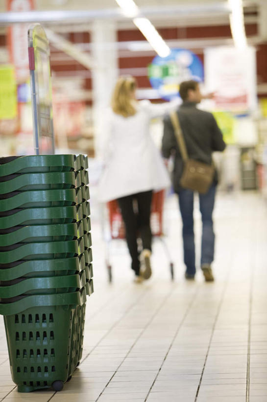 西方人,两个人,夫妻,商店,走,竖图,室内,白天,爱情,购物,消费,超市,欧洲,欧洲人,一堆,许多,指,堆叠,堆积,服装,朦胧,模糊,浪漫,休闲装,方向,购物篮,背面,衣服,手势,休闲,休闲服,恩爱,金融,恋人,百货,服饰,堆,指向,选购,贸易,百货公司,血拼,男人,男性,年轻男性,年轻女性,女人,女性,白种人,情侣,步行,散步,走路,彩图,全身,店铺,购物商场,购物中心,商业中心,杂货店,杂货铺,伴侣