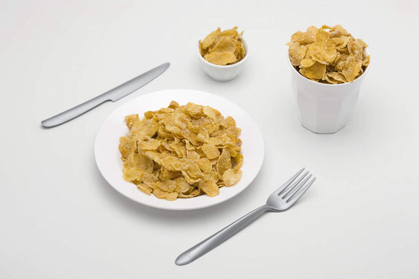 无人,横图,俯视,室内,特写,白天,白色背景,玉米,餐桌,桌子,静物,杯子,餐具,许多,瓷器,碟子,盘,玉米片,咖啡杯,陶瓷制品,盘子,碟,碗,摄影,影棚,餐台,五谷,杂粮,餐刀,瓷杯,餐叉,进餐用具,烹调用具,彩图,高角度拍摄,影棚拍摄,拍摄