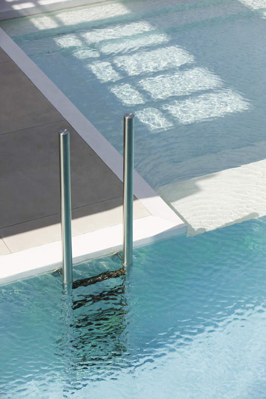 无人,游泳池,竖图,俯视,室外,白天,旅游,度假,水,阴影,光线,瓷砖,地砖,梯子,液体,影子,扶梯,水池,水滴,水面,地面,娱乐,泳池,蓝色,阳光,享受,休闲,放松,游泳馆,户外运动,彩图,高角度拍摄