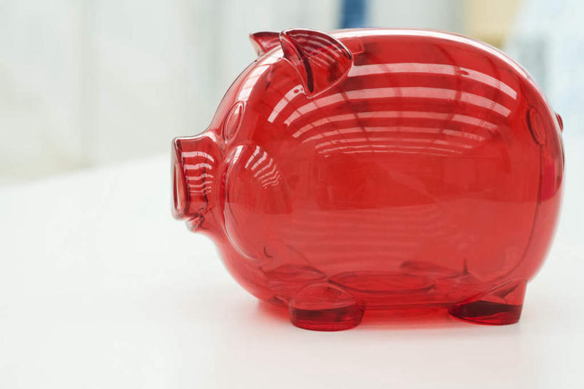 无人,横图,室内,特写,白天,白色背景,正面,桌面,桌子,猪,静物,阴影,反射,影子,一个,红色,动物,模型,容器,储蓄罐,器皿,储蓄,存钱,金融,理财,摄影,影棚,经济,单个,资金,存钱罐,存款,流通,贸易,贮钱罐,储钱罐,扑满,彩图,影棚拍摄,拍摄