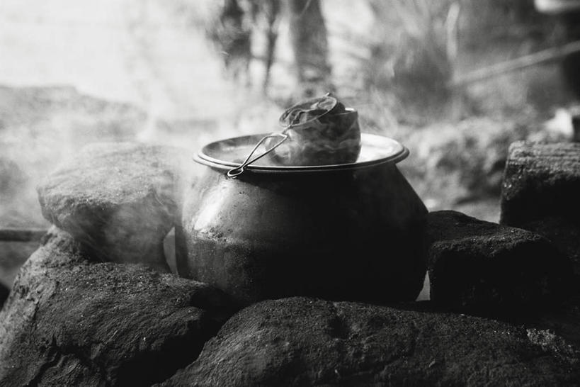 无人,横图,黑白,室外,特写,白天,正面,石头,雾,茶,厨房,一堆,许多,堆叠,堆积,沸腾,蒸汽,石子,茶叶,食品,水蒸气,食物,一个,单个,堆,火盆,蒸发,石块,灶间