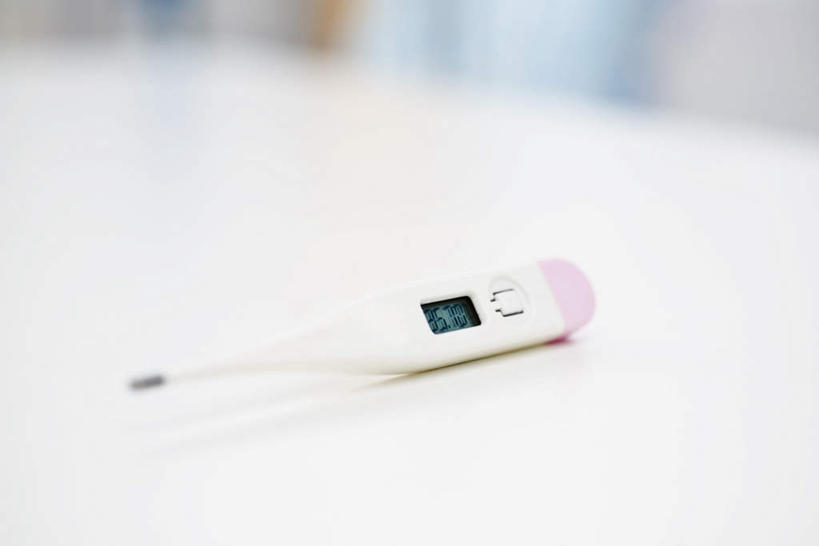 横图,室内,白天,正面,安全,生活用品,桌面,桌子,医学,测量,器材,温度计,显示屏,一个,体温计,单个,快速,温度,感冒,医疗,卫生,准确,体温,精度,精准,发烧,电子温度计,电子体温计,流感,物理,感温头,温度传感器,读数,快捷,医用温度计,量温棒,热电偶,半身,彩图