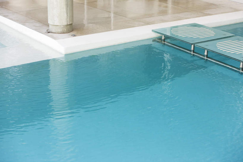 无人,游泳池,横图,俯视,室外,白天,锻炼,运动,水,波纹,水池,水面,涟漪,泳池,台阶,倒影,水纹,波浪,波光粼粼,游泳馆,倒映,水晕,反照,体育,彩图,高角度拍摄,健身