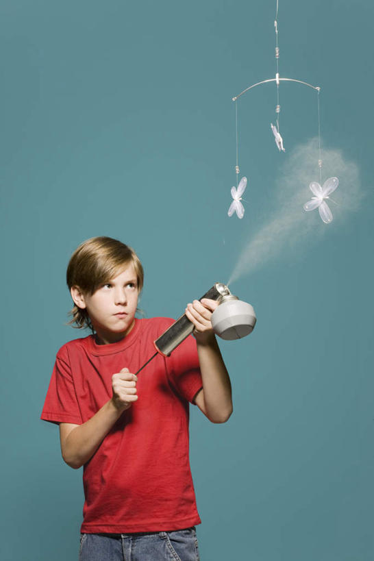 西方人,儿童,一个人,站,竖图,室内,白天,正面,纯洁,蝴蝶,欧洲,欧洲人,仅一个男性,仅一个人,喷,悬挂,服装,昆虫,拿,拿着,注视,休闲装,两个,小孩,衣服,白色,动物,观察,看,站着,仅一个小孩,休闲,休闲服,可爱,童年,童趣,服饰,观看,察看,关注,益虫,童真,烂漫,无邪,杀虫剂,天真,男孩,男人,男性,白种人,孩子,站立,半身,彩图,男生