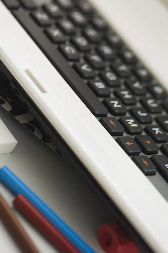 无人,竖图,俯视,室内,特写,白天,电脑,笔记本电脑,键盘,桌子,静物,许多,朦胧,模糊,网络,笔,办公桌,输入设备,通讯设备,排列,一台,无线,队列,通信设备,无线网络,无线上网,便携式电脑,手提电脑,彩图,高角度拍摄