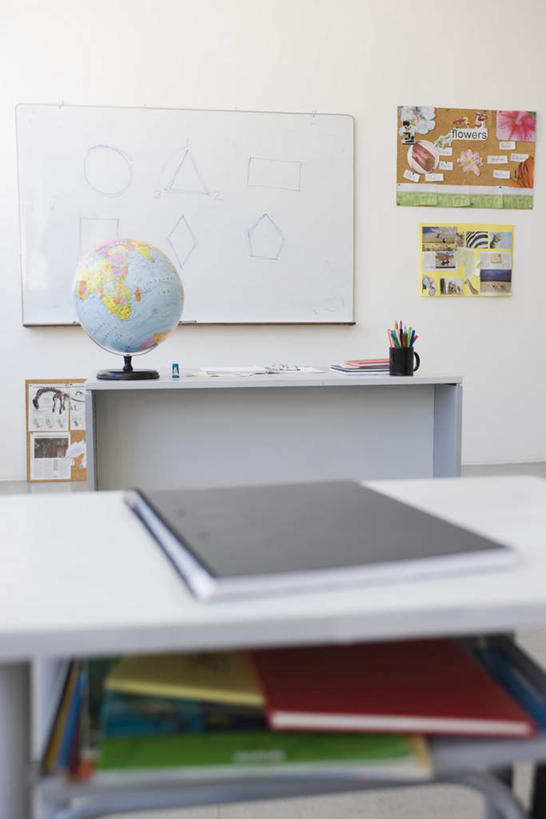 无人,竖图,室内,特写,白天,正面,静物,杯子,一副,一排,许多,整齐,装饰,圆形,笔,瓷器,三角形,图形,眼镜,办公用品,订书机,记事本,咖啡杯,陶瓷制品,长方形,排列,蓝色,本子,笔记本,黑板,堆,两支,队列,瓷杯,近视眼镜,宣传画,彩图