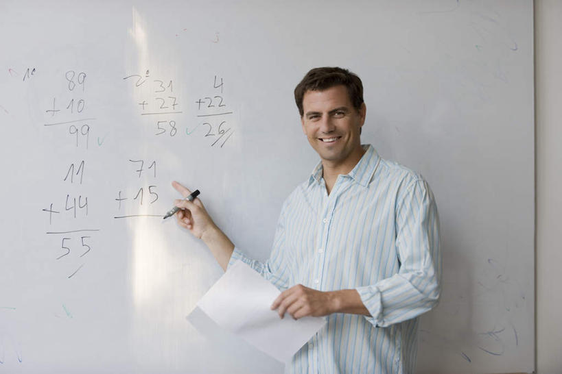 西方人,一个人,教师,站,横图,室内,白天,正面,欧洲,欧洲人,仅一个男性,仅一个人,握,服装,笔,数字,教育,注视,休闲装,仅一个年轻男性,衣服,白板,观察,看,站着,上课,休闲,休闲服,教学,握着,服饰,观看,察看,关注,数学,公式,记录板,记事板,男人,男性,年轻男性,白种人,老师,站立,半身,彩图