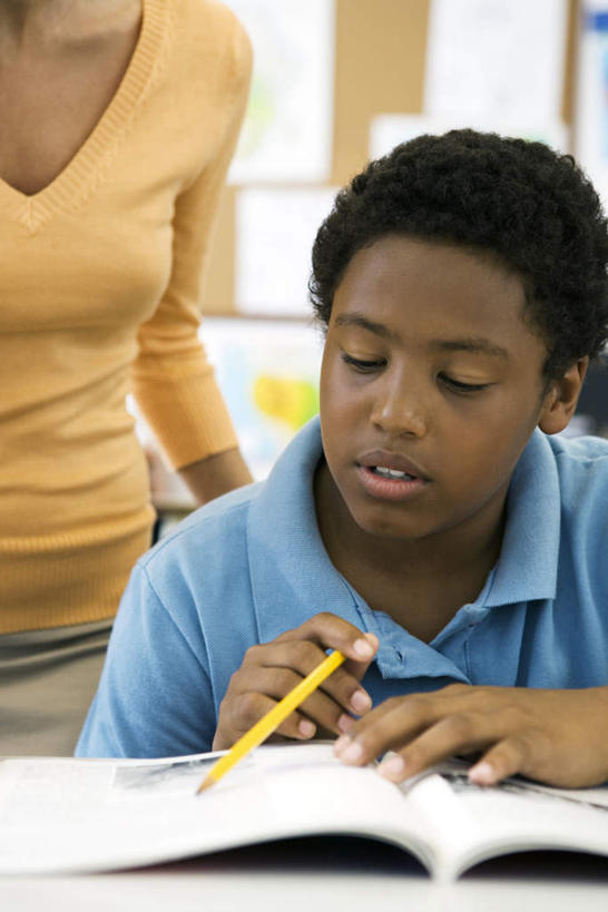 西方人,儿童,两个人,教师,坐,说,竖图,室内,白天,正面,讨论,纯洁,桌子,欧洲,欧洲人,握,服装,朦胧,模糊,笔,休闲装,书桌,小孩,衣服,蓝色,课桌,休闲,休闲服,可爱,童年,童趣,握着,服饰,指导,童真,烂漫,无邪,辅导,交流,天真,男孩,男人,男性,年轻女性,女人,白种人,孩子,讲师,教授,老师,沟通,讲话,交谈,商讨,说话,谈话,坐着,半身,彩图,男生