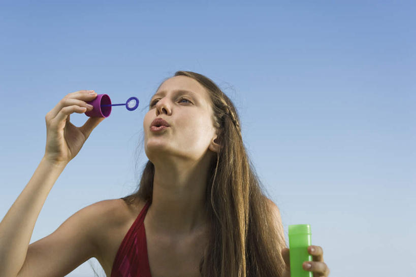 西方人,一个人,站,横图,室外,白天,仰视,游戏,欧洲,欧洲人,仅一个年轻女性,仅一个女性,仅一个人,玩,娱乐,蓝色,蓝天,天空,天,吹,站着,休闲,活动,发泄,消遣,智力,泡泡机,宣泄,年轻女性,女人,女性,白种人,玩耍,嬉戏,站立,半身,彩图,低角度拍摄