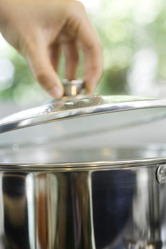 西方人,手,一个人,站,竖图,室内,特写,白天,正面,厨房,餐具,欧洲,欧洲人,仅一个年轻女性,仅一个女性,仅一个人,朦胧,模糊,锅盖,拿,拿着,锅,站着,手部,单手,年轻女性,女人,女性,白种人,站立,半身,彩图,灶间