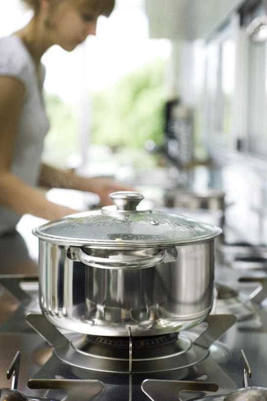 西方人,一个人,站,竖图,室内,特写,白天,正面,厨房,餐具,欧洲,欧洲人,仅一个年轻女性,仅一个女性,仅一个人,朦胧,模糊,煤气灶,锅盖,锅,站着,煤气,年轻女性,女人,女性,白种人,站立,半身,彩图,灶间