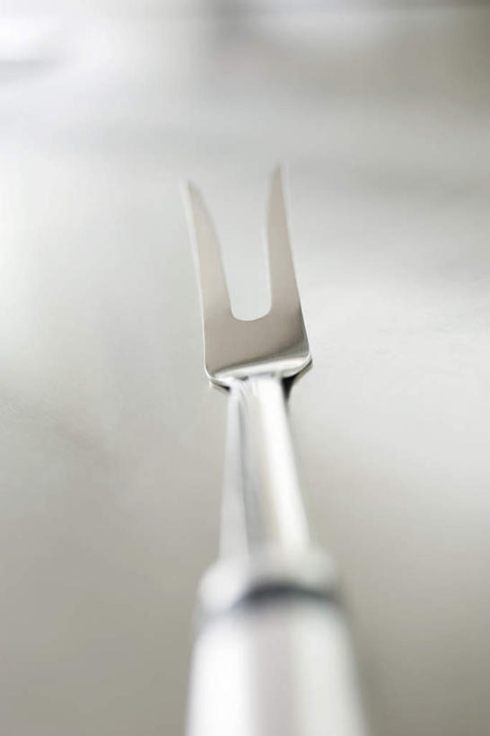 无人,竖图,室内,特写,白天,正面,桌面,桌子,静物,餐具,厨具,朦胧,模糊,金属,叉子,一个,单个,餐叉,储藏用具,进餐用具,烹调用具,洗涤用具,彩图,调理用具