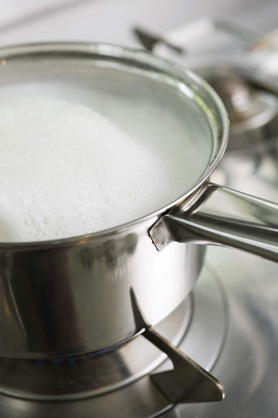 无人,竖图,室内,特写,白天,正面,烹饪,桌面,桌子,静物,厨具,金属制品,沸腾,金属,锅子,煤气灶,锅,锅具,煤气,烹饪用具,烹调用具,烹调,彩图