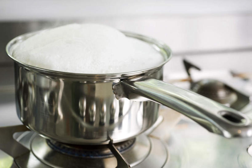 无人,横图,室内,特写,白天,正面,烹饪,桌面,桌子,静物,厨具,金属制品,沸腾,朦胧,模糊,金属,锅子,煤气灶,锅,锅具,煤气,烹饪用具,烹调用具,烹调,彩图