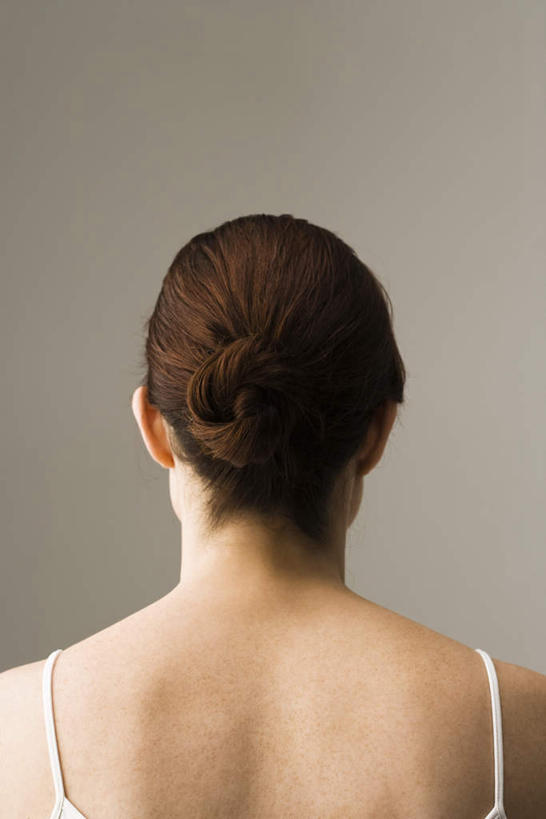 西方人,一个人,站,竖图,室内,特写,白天,吊带,欧洲,欧洲人,仅一个年轻女性,仅一个女性,仅一个人,灰色背景,吊带衫,背面,白色,站着,摄影,影棚,盘发,发髻,年轻女性,女人,女性,白种人,长发,站立,半身,彩图,影棚拍摄,拍摄