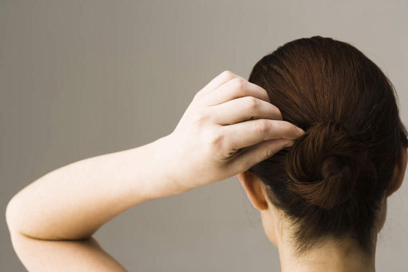 西方人,一个人,站,横图,室内,特写,白天,欧洲,欧洲人,仅一个年轻女性,仅一个女性,仅一个人,灰色背景,拿,拿着,背面,站着,摄影,影棚,盘发,年轻女性,女人,女性,白种人,长发,站立,半身,彩图,影棚拍摄,拍摄