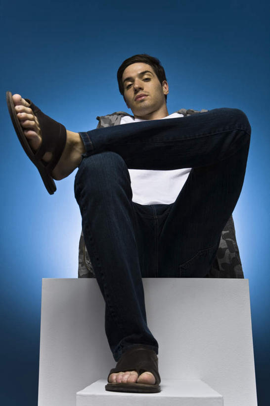 西方人,一个人,站,坐,竖图,室内,白天,仰视,椅子,欧洲,欧洲人,仅一个男性,仅一个人,蓝色背景,服装,二郎腿,休闲装,仅一个年轻男性,衣服,站着,休闲,休闲服,摄影,服饰,影棚,男人,男性,年轻男性,白种人,站立,坐着,彩图,低角度拍摄,全身,影棚拍摄,拍摄