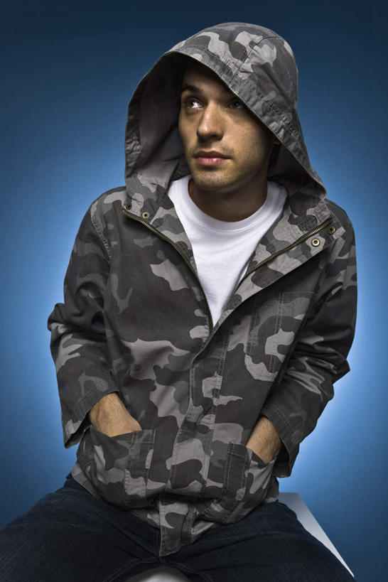 西方人,一个人,站,竖图,室内,白天,正面,欧洲,欧洲人,仅一个男性,仅一个人,蓝色背景,服装,休闲装,仅一个年轻男性,衣服,站着,休闲,休闲服,摄影,服饰,影棚,迷彩服,双手抄兜,双手放兜,男人,男性,年轻男性,白种人,插兜,两手抄兜,两手放兜,手插兜,手放口袋,站立,半身,彩图,影棚拍摄,拍摄,手抄兜