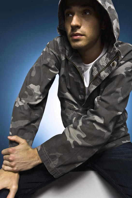 西方人,一个人,站,竖图,室内,白天,正面,欧洲,欧洲人,仅一个男性,仅一个人,蓝色背景,服装,休闲装,仅一个年轻男性,衣服,站着,休闲,休闲服,摄影,服饰,影棚,迷彩服,双手抄兜,双手放兜,男人,男性,年轻男性,白种人,插兜,两手抄兜,两手放兜,手插兜,手放口袋,站立,半身,彩图,影棚拍摄,拍摄,手抄兜