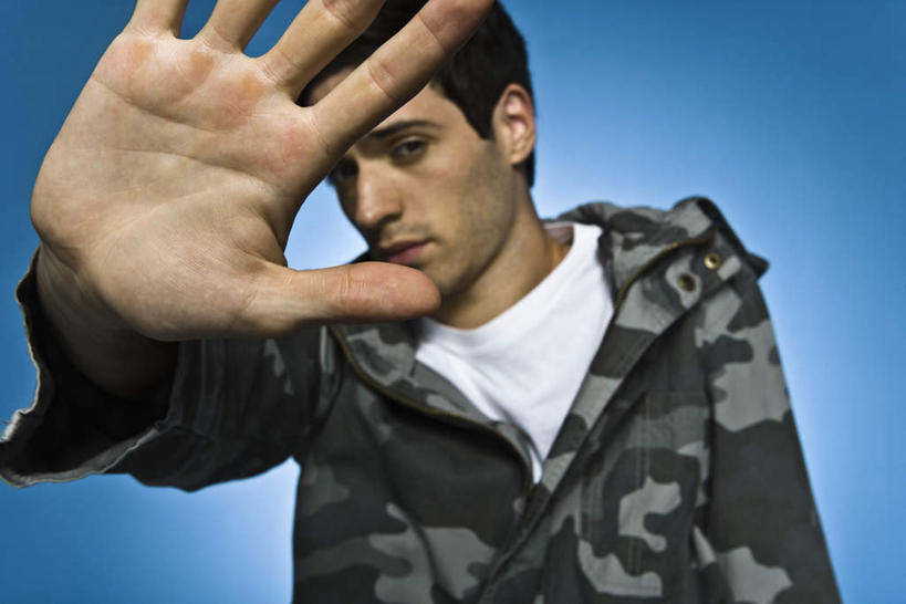 西方人,脸,头,脸颊,一个人,站,横图,室内,白天,正面,欧洲,欧洲人,仅一个男性,仅一个人,蓝色背景,服装,休闲装,仅一个年轻男性,衣服,站着,休闲,休闲服,遮,摄影,服饰,影棚,遮挡,迷彩服,遮盖,遮蔽,男人,男性,年轻男性,白种人,头部,脸部,脸蛋,面部,站立,半身,彩图,影棚拍摄,拍摄