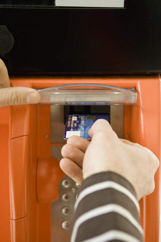 西方人,手,一个人,站,竖图,室外,特写,白天,正面,信用卡,欧洲,欧洲人,仅一个男性,仅一个人,拿,拿着,仅一个年轻男性,站着,手部,卡,pos机,储蓄卡,加油站,收银台,收银,收银机,银行卡,男人,男性,年轻男性,白种人,站立,半身,彩图