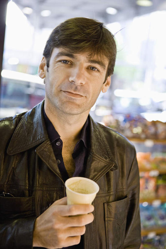 西方人,一个人,坐,竖图,室内,白天,正面,窗户,超市,杯子,欧洲,欧洲人,仅一个男性,仅一个人,喝,服装,朦胧,模糊,休闲装,玻璃窗,饮料,仅一个年轻男性,衣服,水杯,休闲,休闲服,服饰,男人,男性,年轻男性,白种人,茶杯,超级市场,大卖场,坐着,半身,彩图