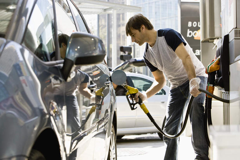 西方人,手,一个人,站,横图,室外,白天,侧面,汽车,欧洲,欧洲人,仅一个男性,仅一个人,弯腰,服装,拿,拿着,休闲装,车,仅一个年轻男性,衣服,交通工具,轿车,加油,站着,休闲,手部,休闲服,服饰,加油站,汽油,加油枪,计量加油枪,输油枪,油枪,男人,男性,年轻男性,白种人,站立,半身,彩图